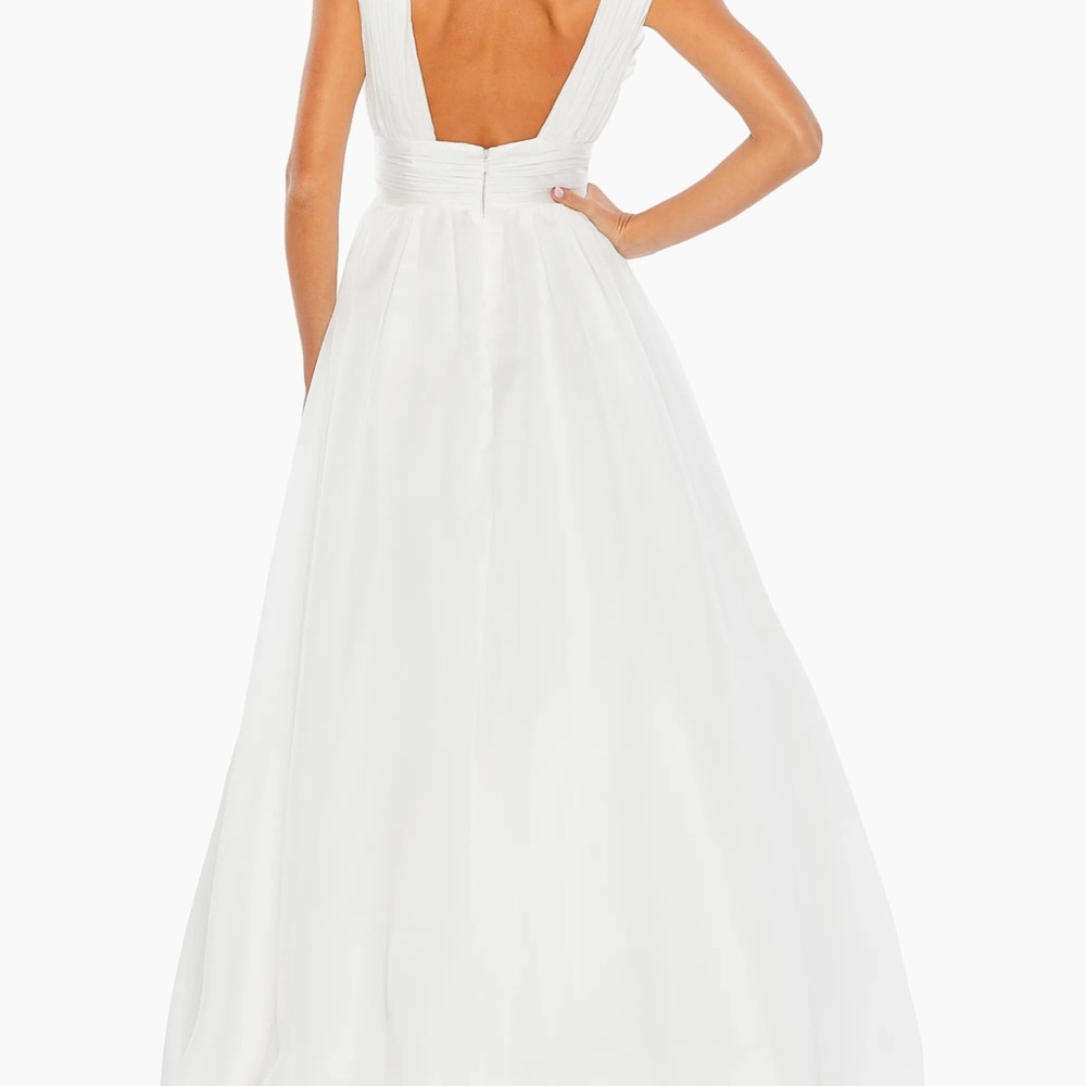 Mac Duggal

Ruffle Shoulder V-Neck Gown White size 4 - Picture 4 of 12